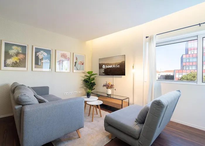 Host Wise - Restful Minimalist Flat - Balcony